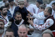 Miles de fieles en Bulgaria ignoran advertencias y celebran la Epifanía