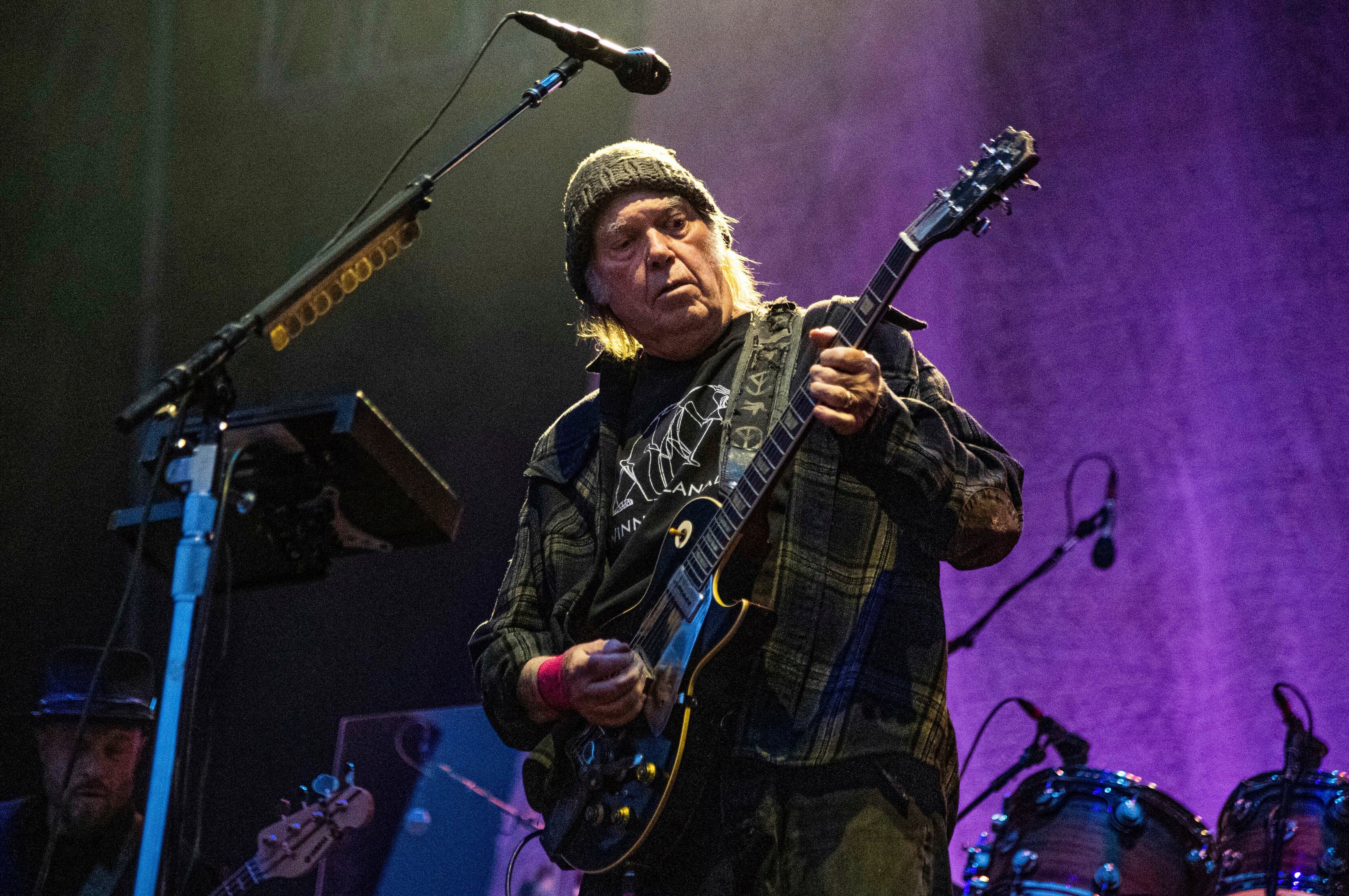 <p>ARCHIVO - En esta foto del 25 de mayo de 2019, Neil Young toca en el BottleRock Napa Valley Music Festival, en la Napa Valley Expo, en Napa, California.&nbsp;</p>