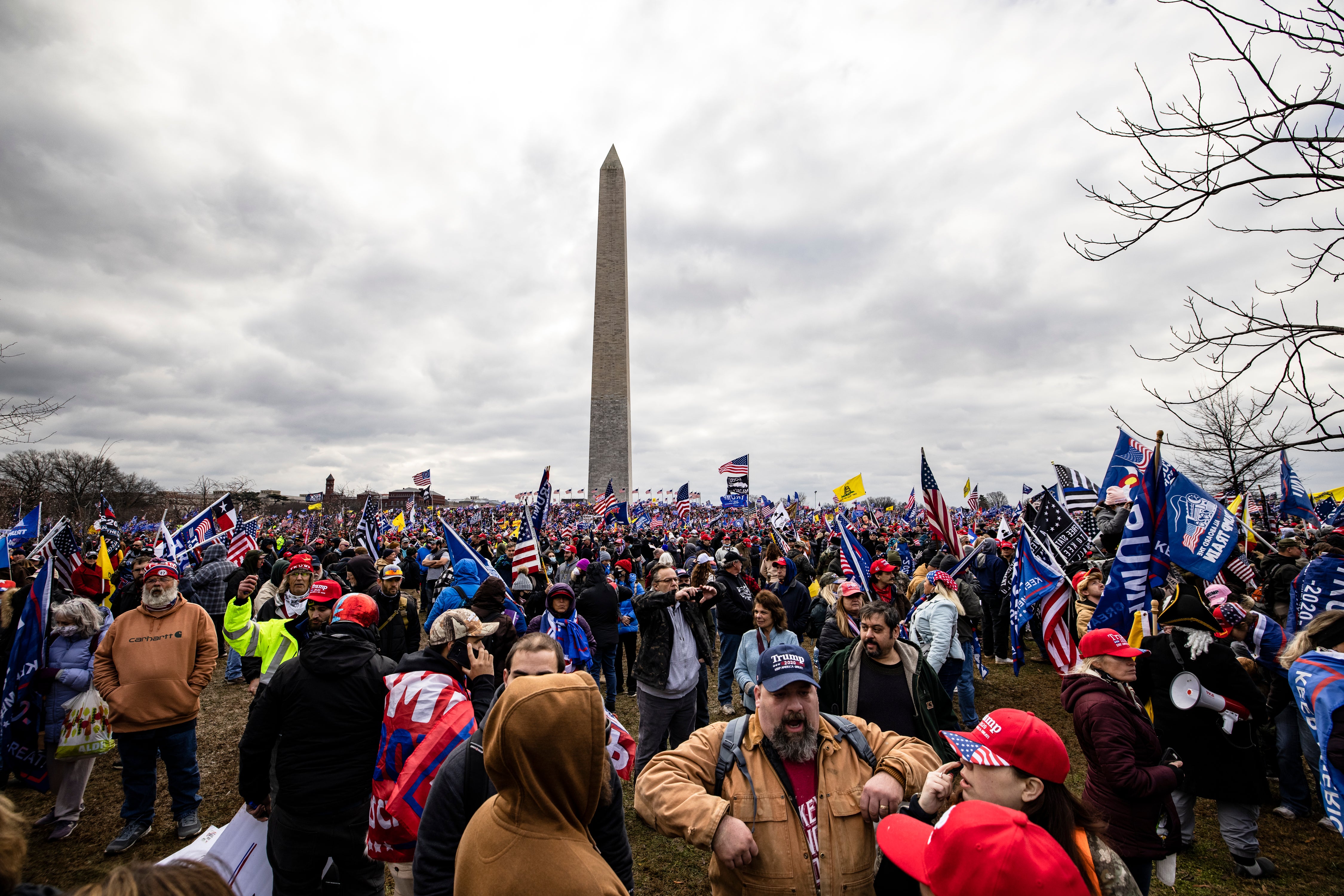 Evacuan Capitolio tras conflicto entre seguidores de Trump y policías 