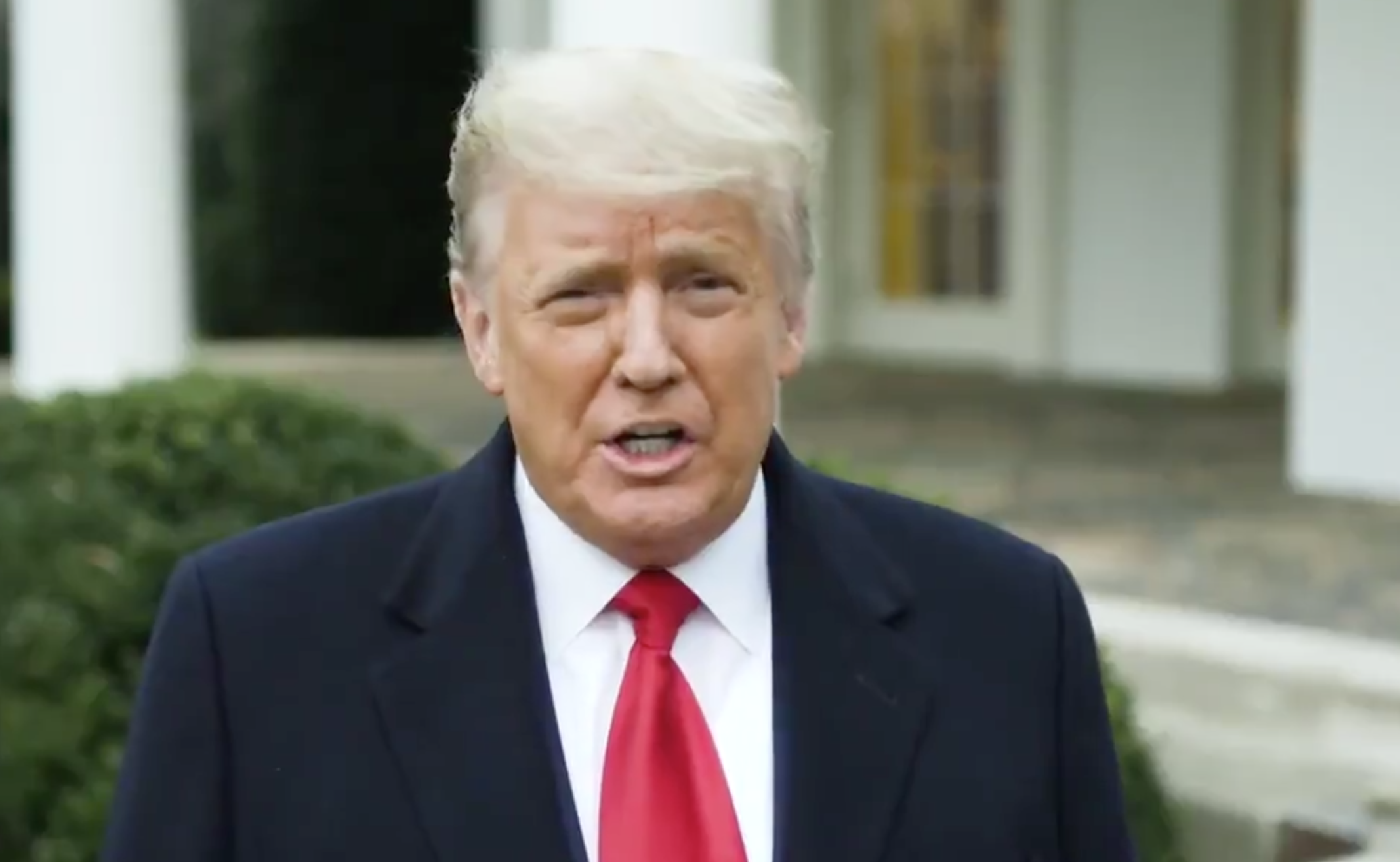 Trump pide a sus simpatizantes irse a casa tras atacar el Capitolio