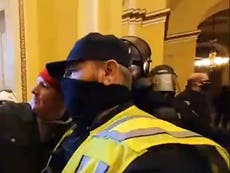 Policía se toma selfie con alborotador pro-Trump dentro del Capitolio