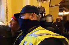 Policía se toma selfie con alborotador pro-Trump dentro del Capitolio