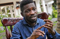 Líder opositor confrontado por la policía en Uganda