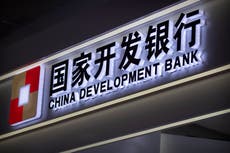 Dan cadena perpetua a expresidente de banco chino por sobornos para la obtención de licitaciones