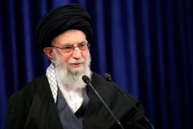 <p>Jamenei dijo en un discurso televisado que la importación de las vacunas estaba “prohibida”, y mencionó el brusco aumento de las cifras de muertes en ambos países.</p>