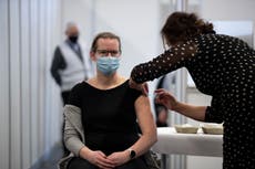 OMS: puede extenderse el lapso entre dosis de vacuna Pfizer