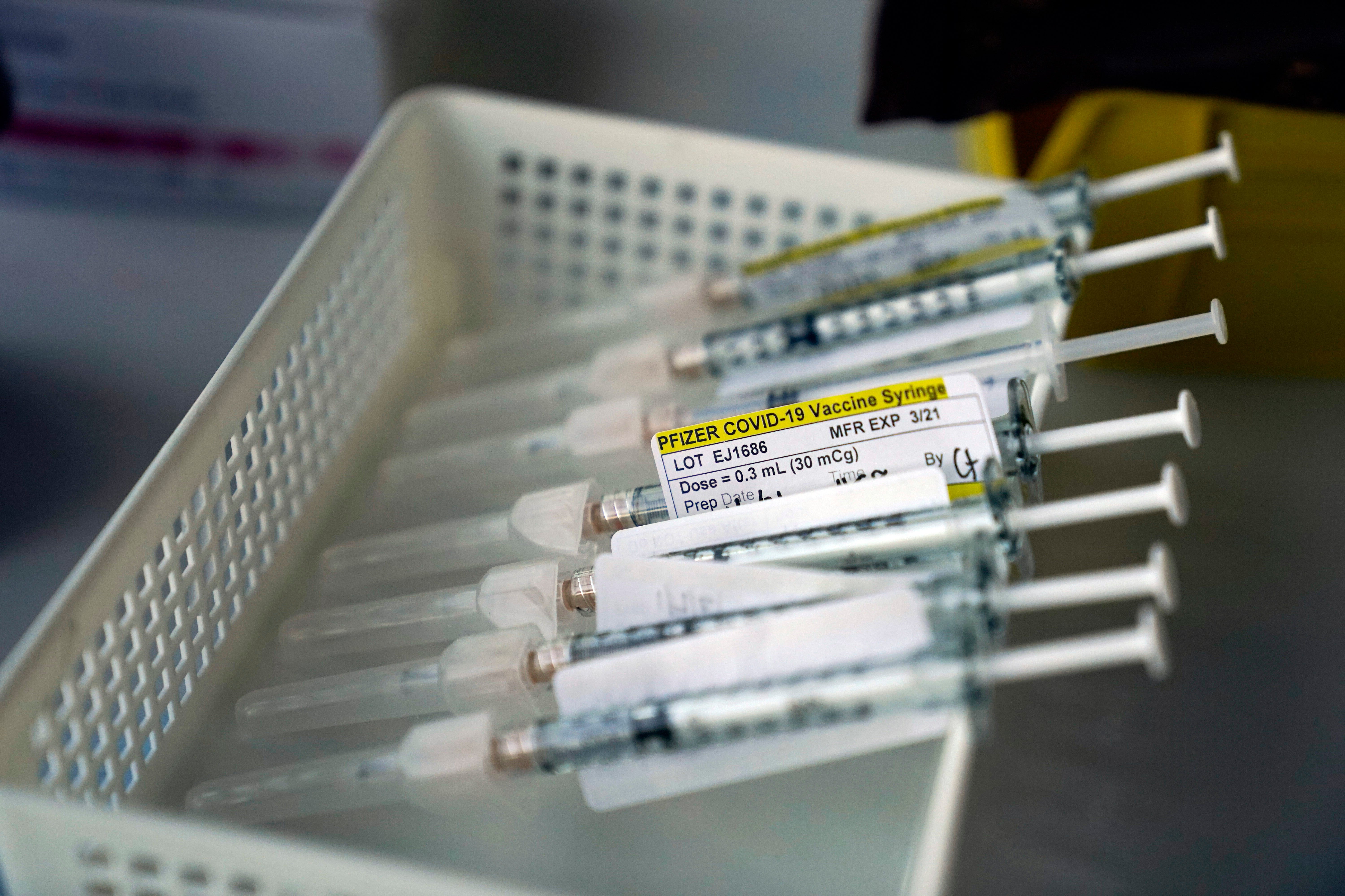 Bajo el enfoque de la administración Trump, el gobierno ha estado reteniendo el suministro de vacunas para garantizar que las personas puedan recibir una segunda inyección