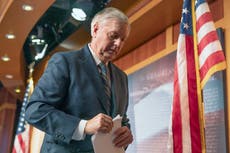 Simpatizantes de Trump acosan a Lindsey Graham en un aeropuerto