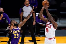 Lakers derrotan a los Bulls con gran actuación de LeBron James