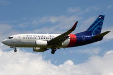 Hallan restos en el mar del Boeing 737 desaparecido en Indonesia con 62 pasajeros a bordo