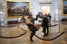 Arrestan a alborotador fotografiado con artículo de Nancy Pelosi