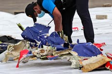 Localizan partes del Boeing 737 de Indonesia caído en el Mar de Java
