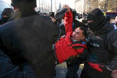 Arrestan a personas por protestar elección de Kazajistán