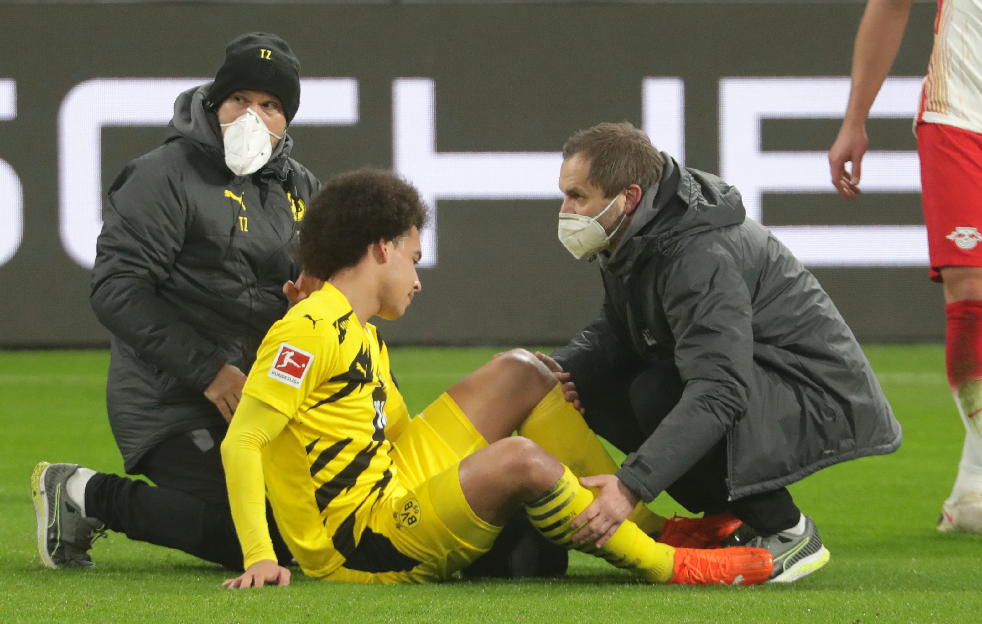 El jugador del Borussia Dortmund, Axel Witsel, recibe atención médica durante el partido de la Bundesliga contra el RB Leipzig, el sábado 9 de enero de 2021, en Leipzig, Alemania.&nbsp;