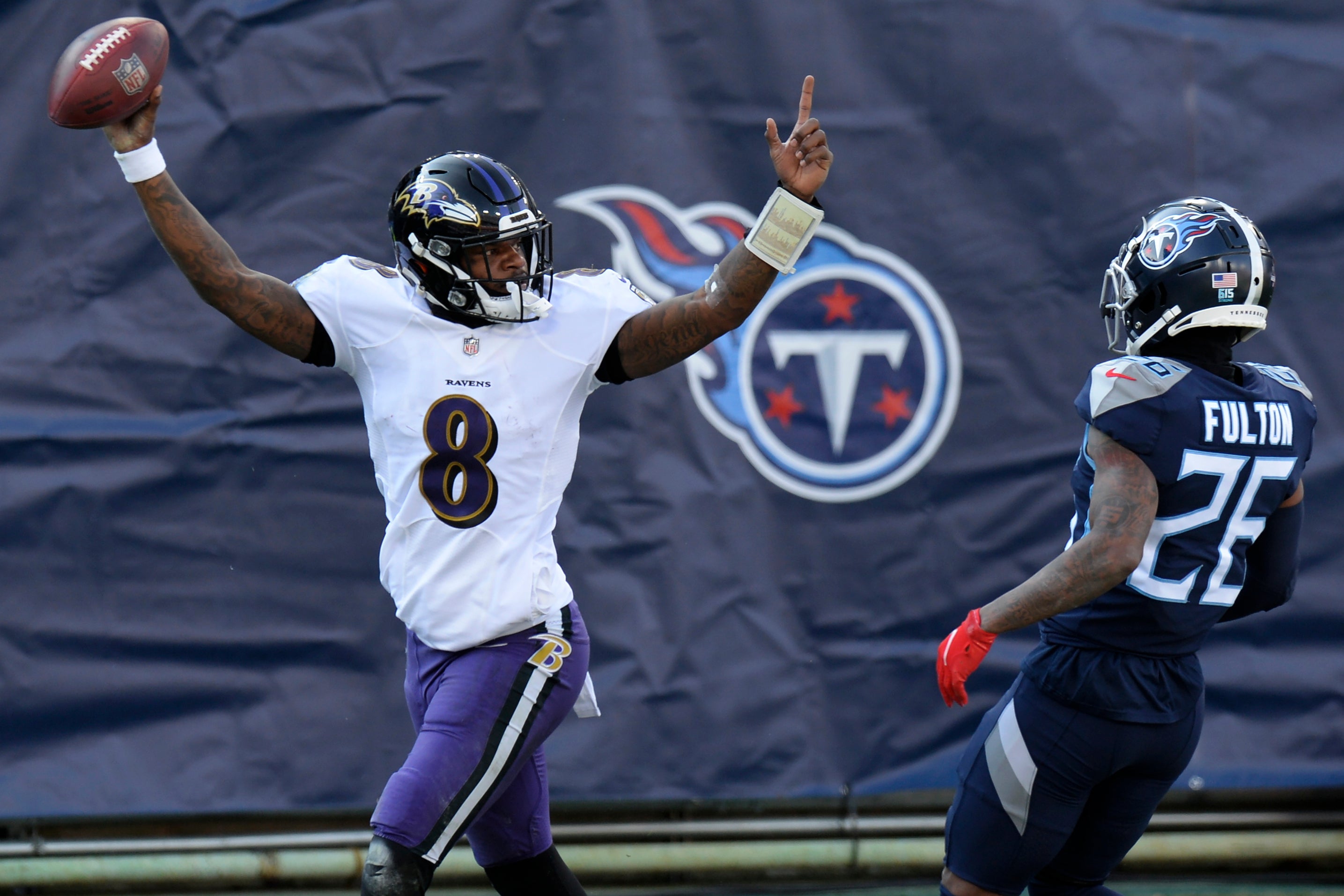 El quarterback de los Ravens celebra luego de anotar un touchdown en una carrera de 48 yardas durante el partido de la NFL contra los Titans de Tennessee.&nbsp;