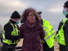 El arresto de una mujer por “sentarse en una banca” en Inglaterra fue planeado, dice la policía
