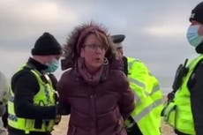 Arrestan a mujer por romper el confinamiento al sentarse en un banco