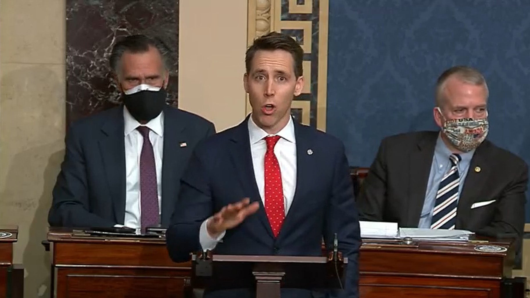 Hombres ven pornografía y juegan videojuegos debido a los ‘ataques hacía la hombría’, dice el Sen. Josh Hawley