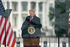 Trump sigue desafiante pese a peticiones de renuncia