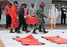 Recuperan una “caja negra” del avión estrellado en Indonesia	