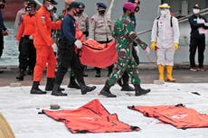 Recuperan una “caja negra” del avión estrellado en Indonesia