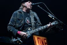Neil Young revela que sintió “tristeza y compasión” por los alborotadores del Capitolio manipulados
