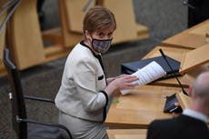 Escocia endurece medidas por alza en casos de coronavirus y prohíbe el consumo de alcohol al aire libre