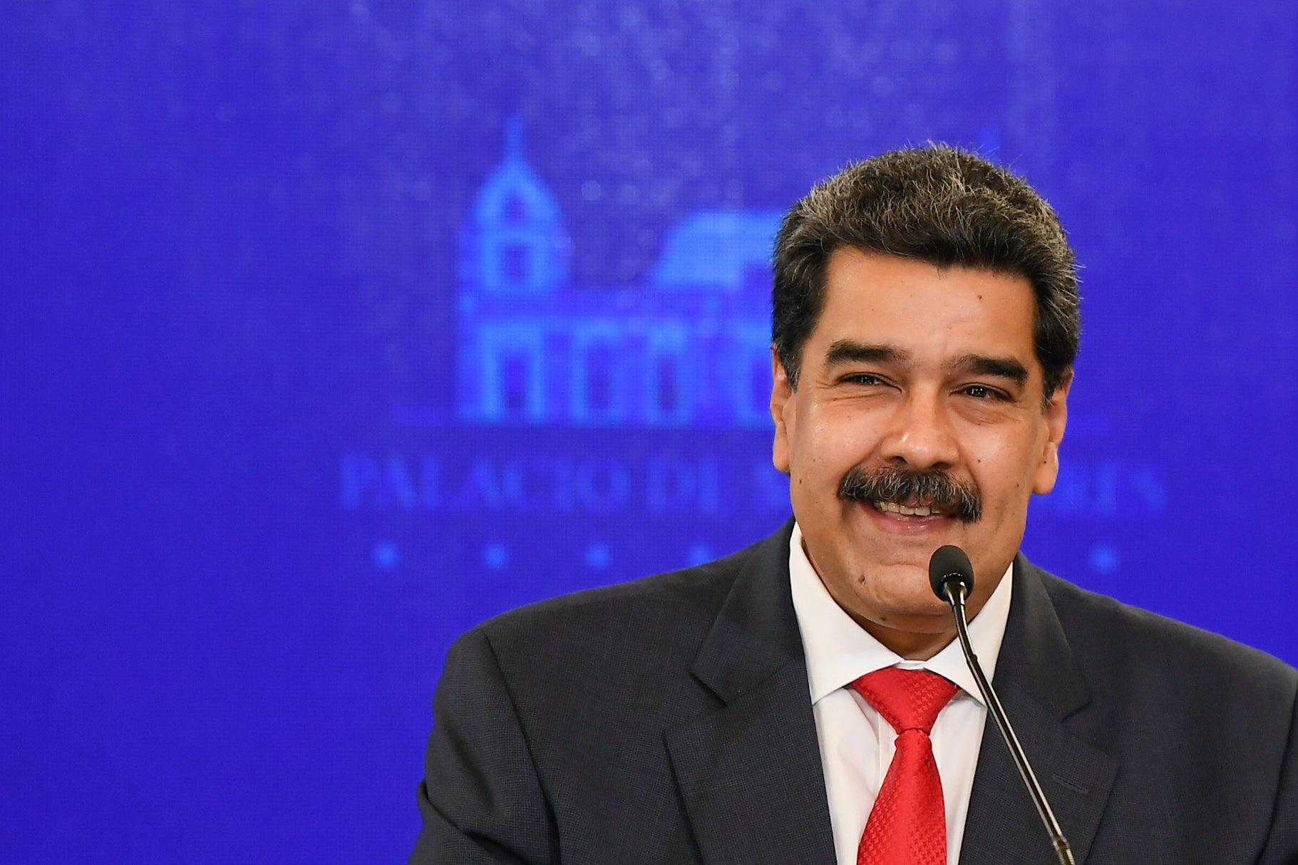 ARCHIVO - En esta foto de archivo del 8 de diciembre de 2020, el presidente de Venezuela, Nicolás Maduro, sonríe durante una conferencia de prensa en el palacio presidencial de Miraflores en Caracas, Venezuela, el martes 8 de diciembre de 2020. Maduro ha enfrentado cargos de presunto narcoterrorismo, corrupción y narcotráfico por tribunales federales de EEUU desde marzo de 2020.&nbsp;
