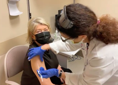 COVID: Martha Stewart asegura que “no se saltó la fila” tras recibir la vacuna