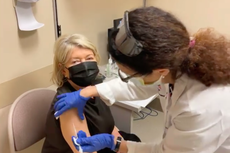COVID: Martha Stewart asegura que “no se saltó la fila” tras recibir la vacuna