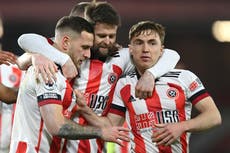 Gobierno pide a los jugadores de la Premier League evitar los abrazos