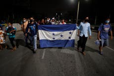 Migrantes hondureños caminan hacia Guatemala; policía espera