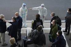 COVID: China construye hospitales en medio de un repunte de casos