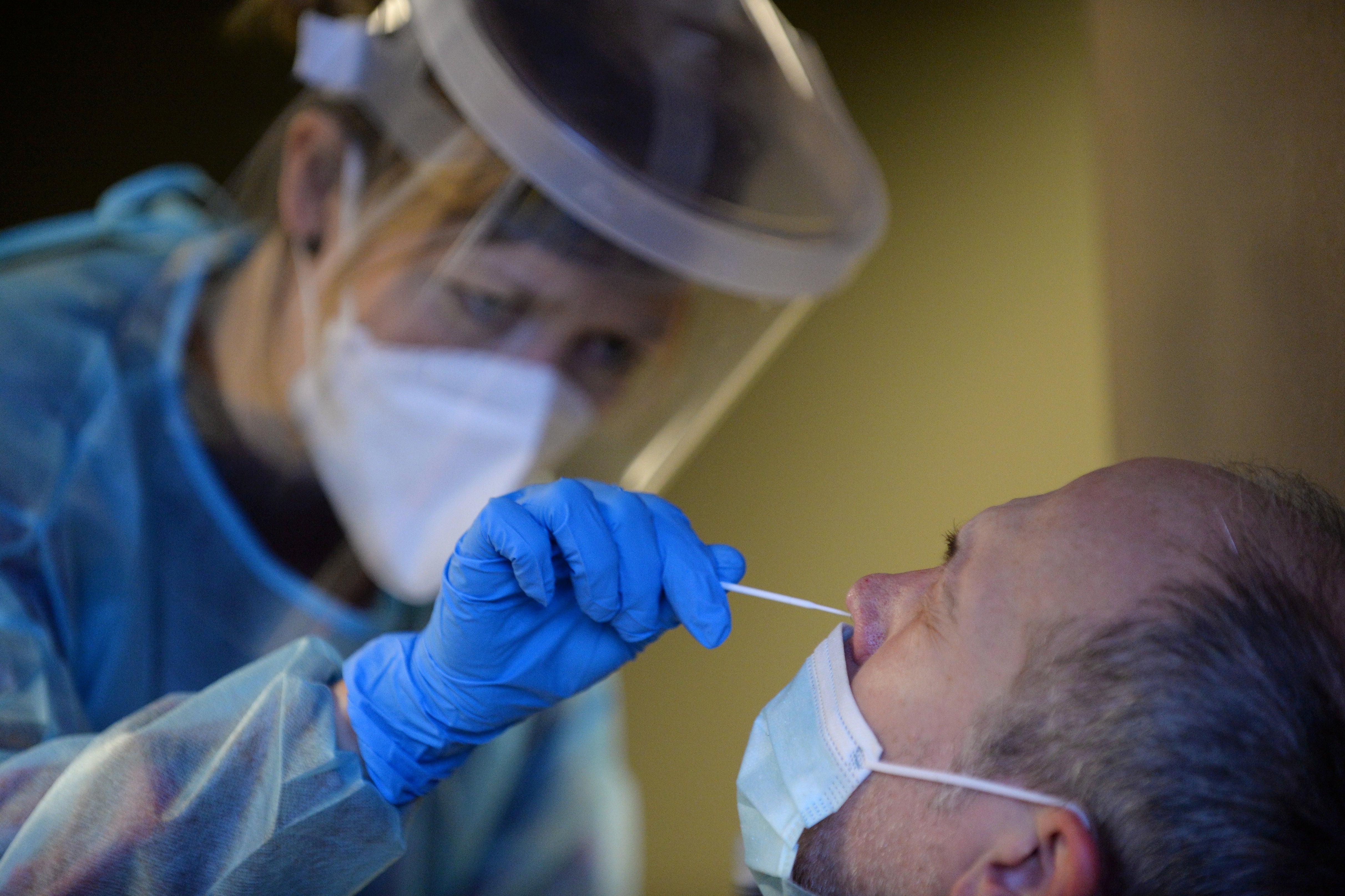 Buscan detener la propagación de variante del COVID-19 de Brasil