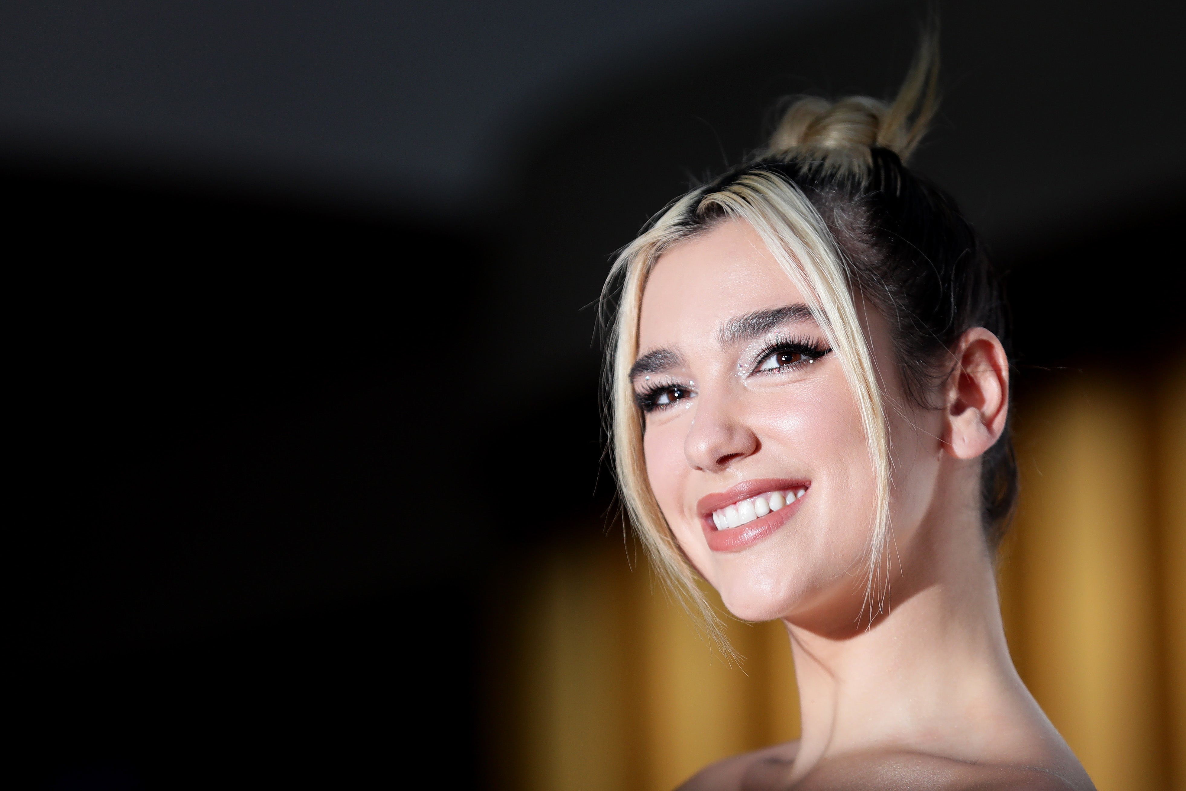 Dua Lipa responde al entrevistador que comentó sobre su belleza