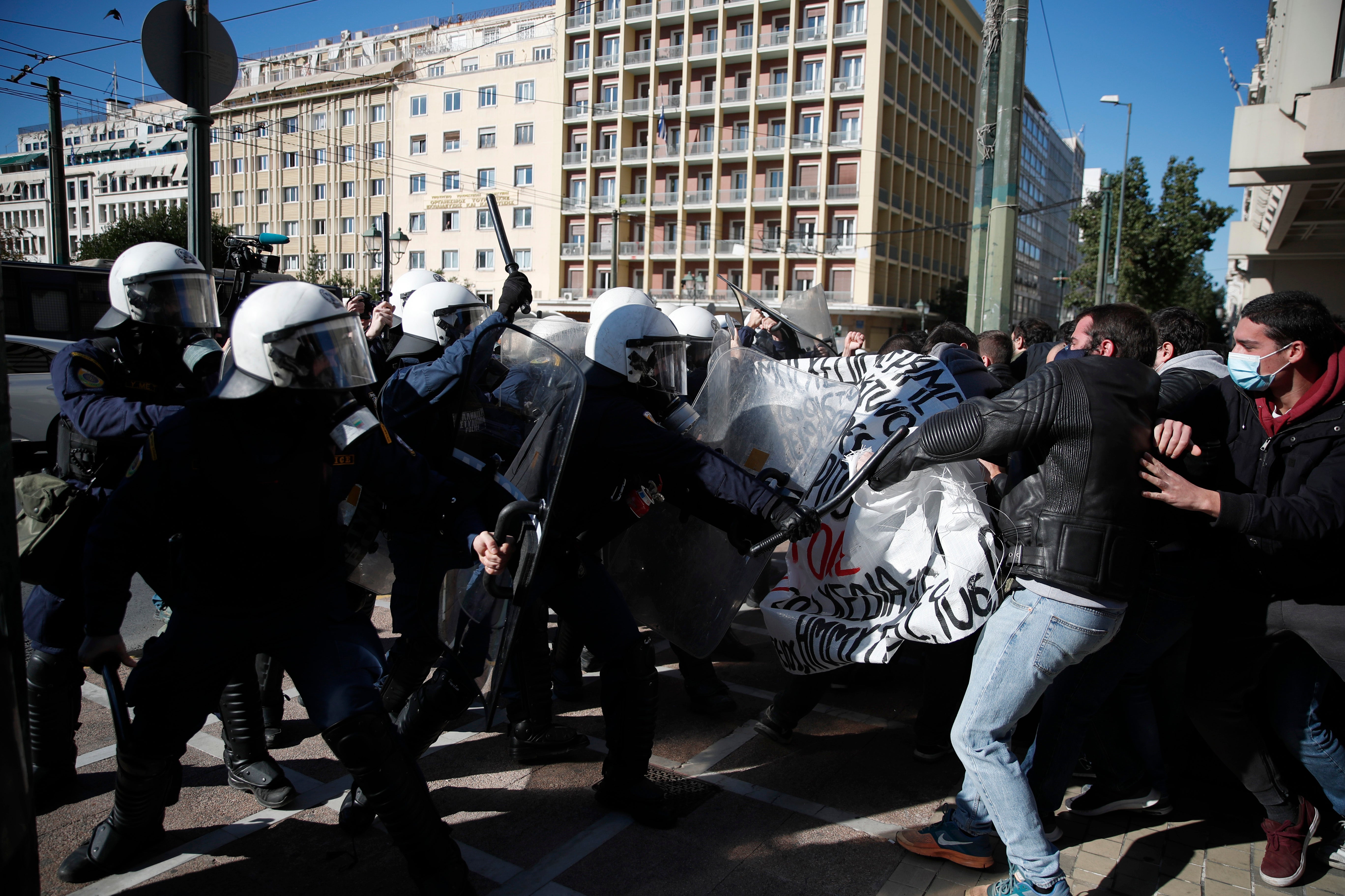 El gobierno de Grecia eliminó una regla que durante décadas prohibió la entrada de la policía a los terrenos de las universidades