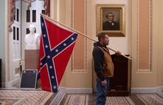Detenido seguidor de Trump que llevó bandera confederada al Capitolio