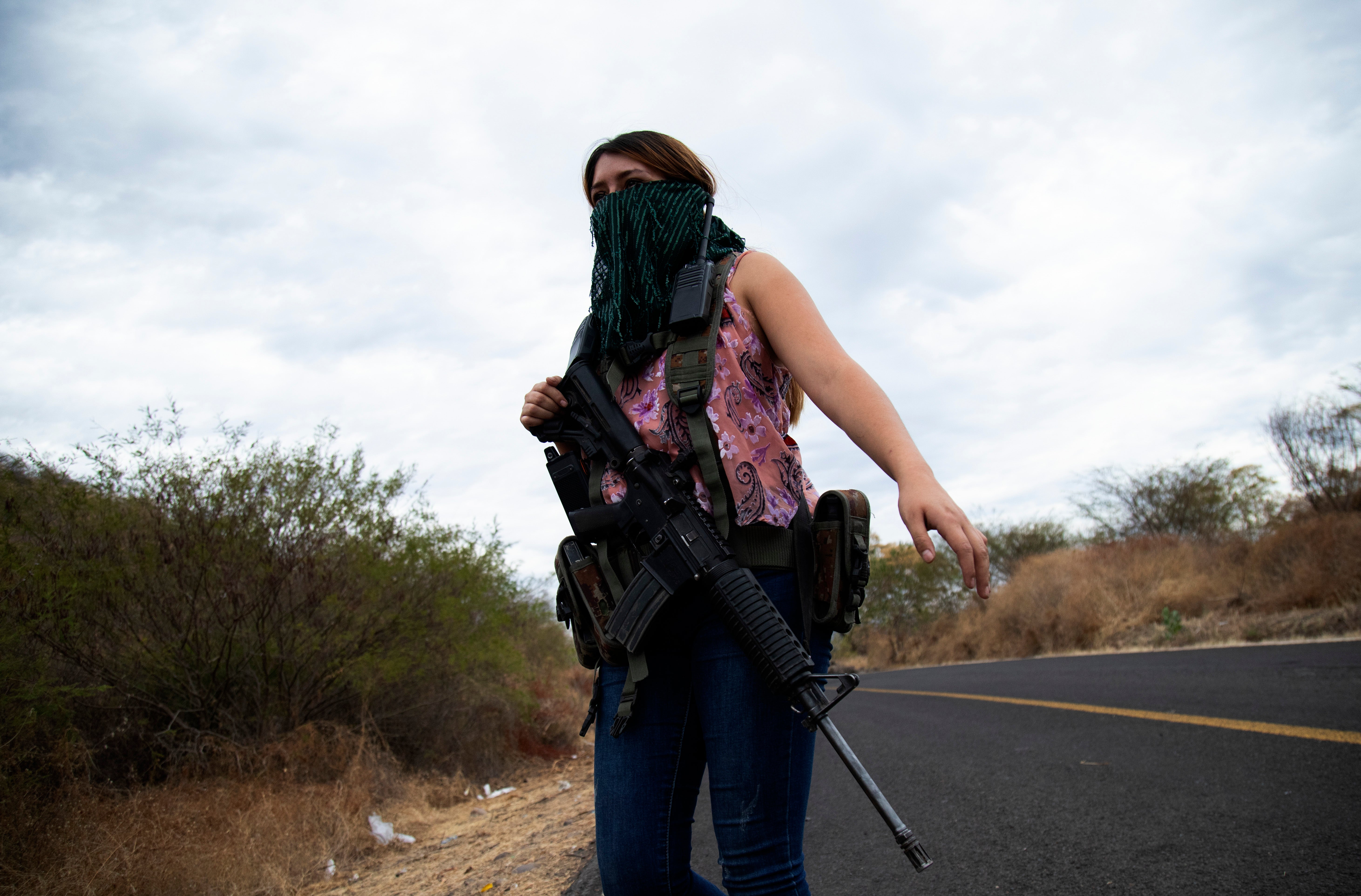 Una mujer armada vigila las afueras de El Terrero, en el estado de Michoacán, México, el jueves 14 de enero de 2021.&nbsp;