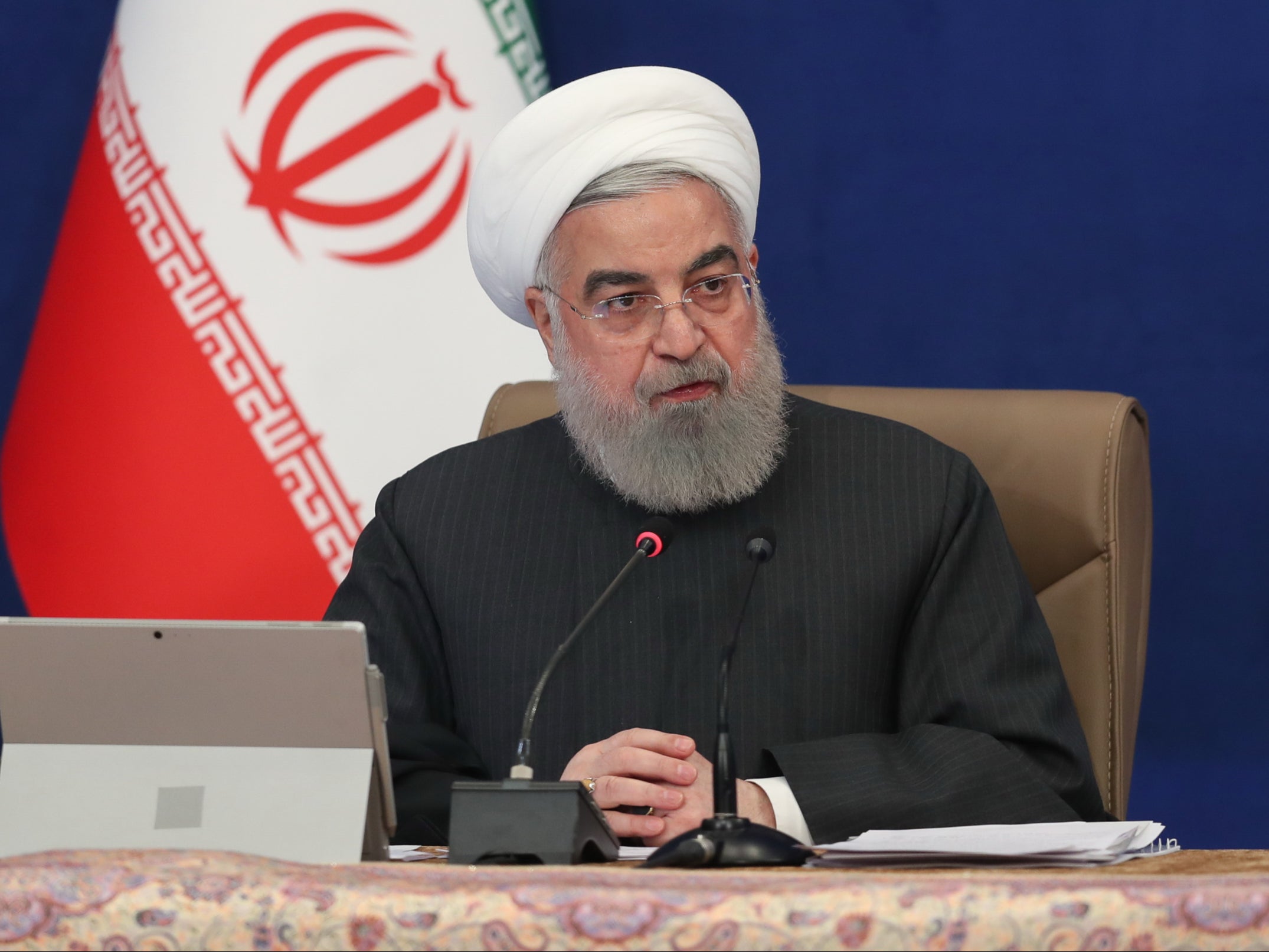 <p>Una foto del folleto facilitada por la Oficina Presidencial iraní muestra al presidente iraní Hassan Rouhani hablando durante una reunión del gabinete en Teherán, Irán, el 6 de enero de 2021.&nbsp;</p>