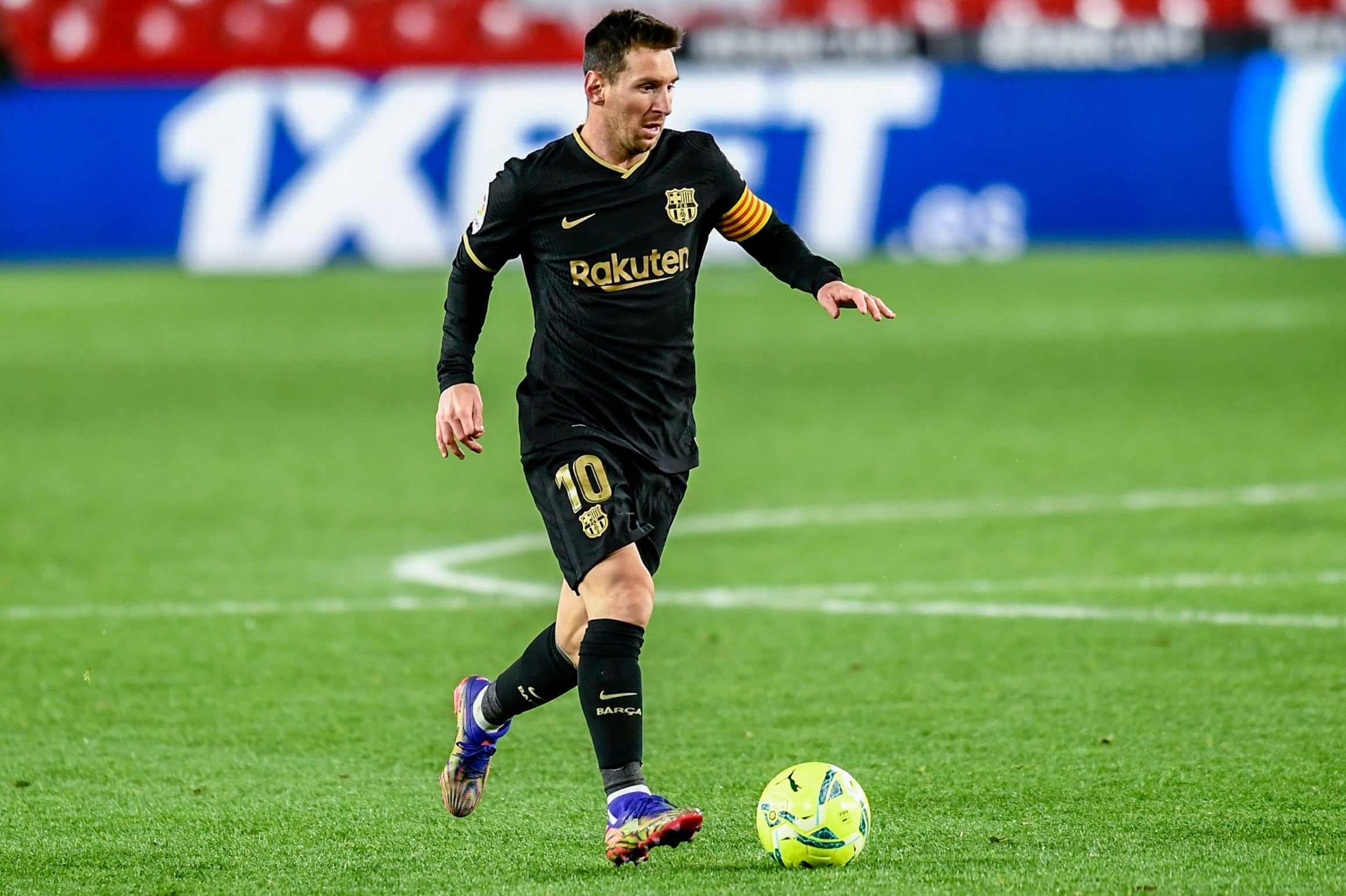 Lionel Messi, del Barcelona, corre con el balón durante un partido de La Liga ante el Granada, el sábado 9 de enero de 2021.