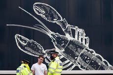 Camiones de mariscos británicos protestan por Brexit