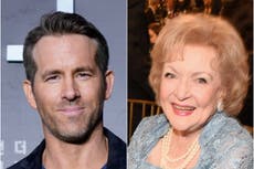 Ryan Reynolds recuerda a Betty White como un “demonio hirviente” tras grabar juntos “The Proposal”