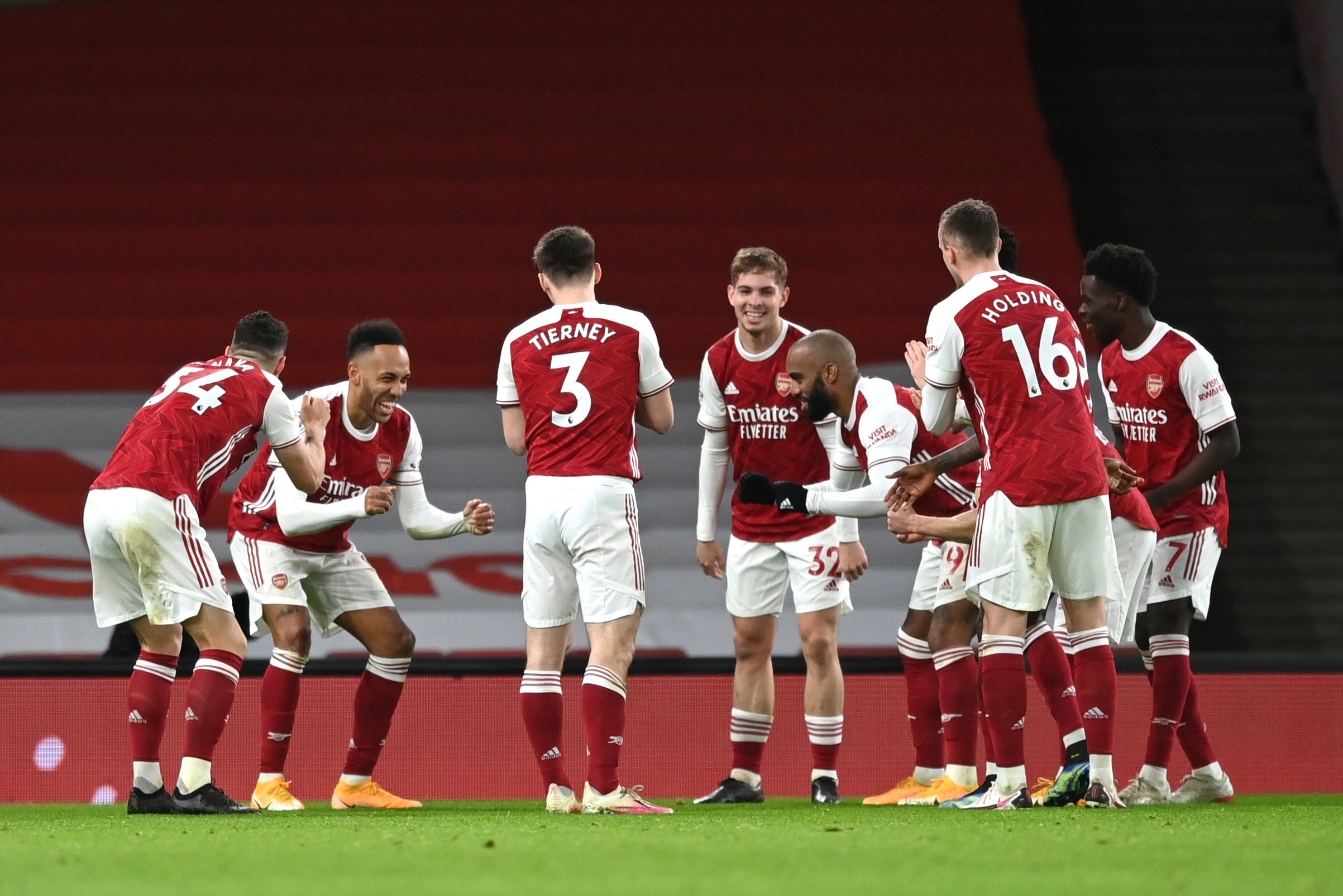 Arsenal golea a Newcastle y llega a media tabla en la Premier League