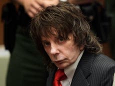 BBC se disculpa por polémico titular sobre la muerte de Phil Spector