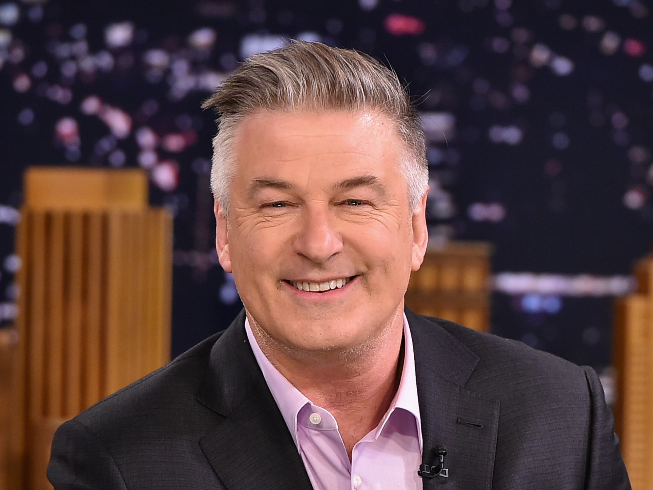 “Un día trágico”: Alec Baldwin culpa a la “cultura de cancelación” por la renuncia de Andrew Cuomo, ignorando a sus 13 acusadores