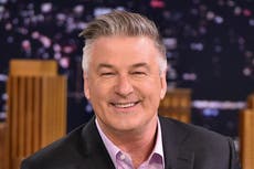 “Un día trágico”: Alec Baldwin culpa a la “cultura de cancelación” por la renuncia de Andrew Cuomo, ignorando a sus 13 acusadores