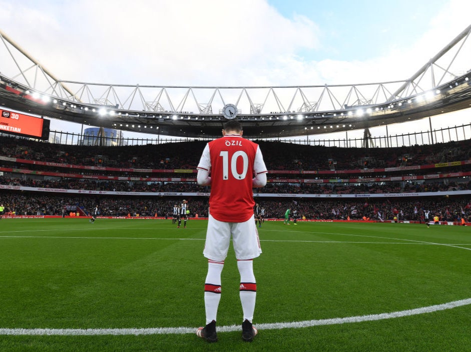Mesut Özil del Arsenal reza antes del partido de la Premier League entre el Arsenal FC y el Newcastle United en el Emirates Stadium el 16 de febrero de 2020 en Londres, Reino Unido.&nbsp;