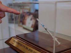 Israel: Benjamin Netanyahu guarda la jeringa utilizada para inyectarle la vacuna del COVID-19 como recuerdo