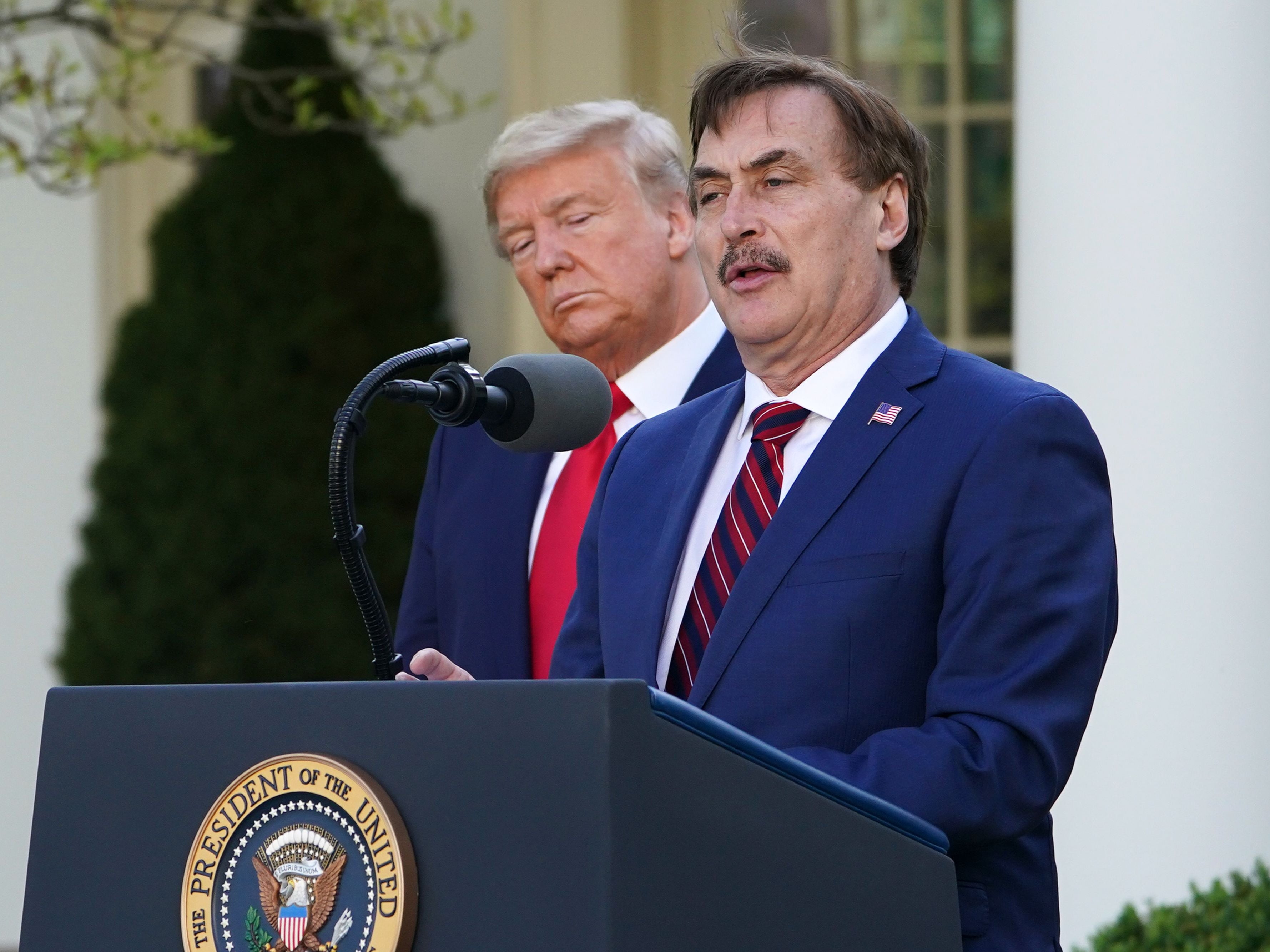 “MyPillow Guy” se queja de que lealtad a Trump le está costando mucho dinero; enfrenta millonaria demanda OLD