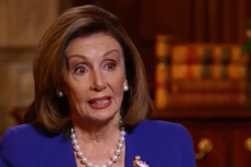 Nancy Pelosi, se burló de la voz “infantil” de Alexandria Ocasio-Cortez, afirma nuevo libro